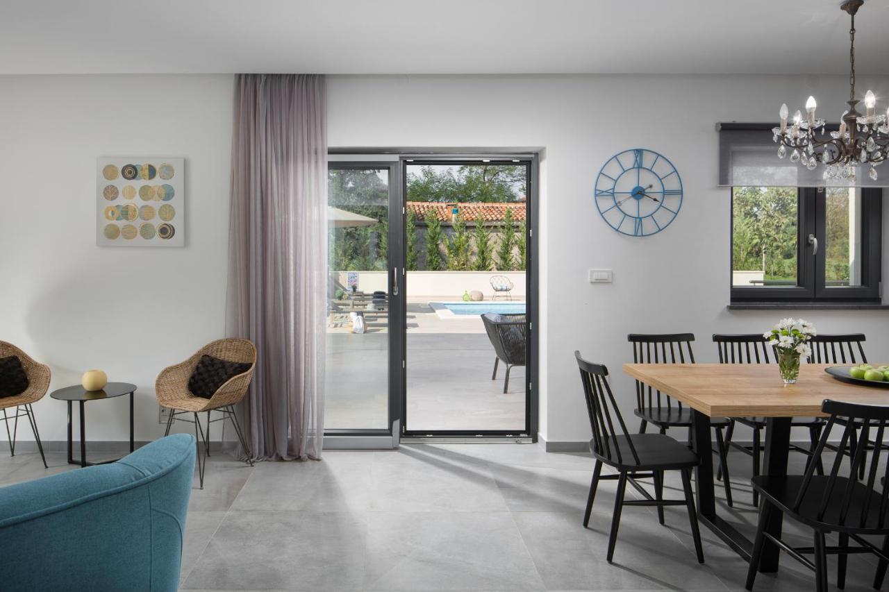 Villa Del Sol With Large Garden Perfect For Families 라빈 외부 사진