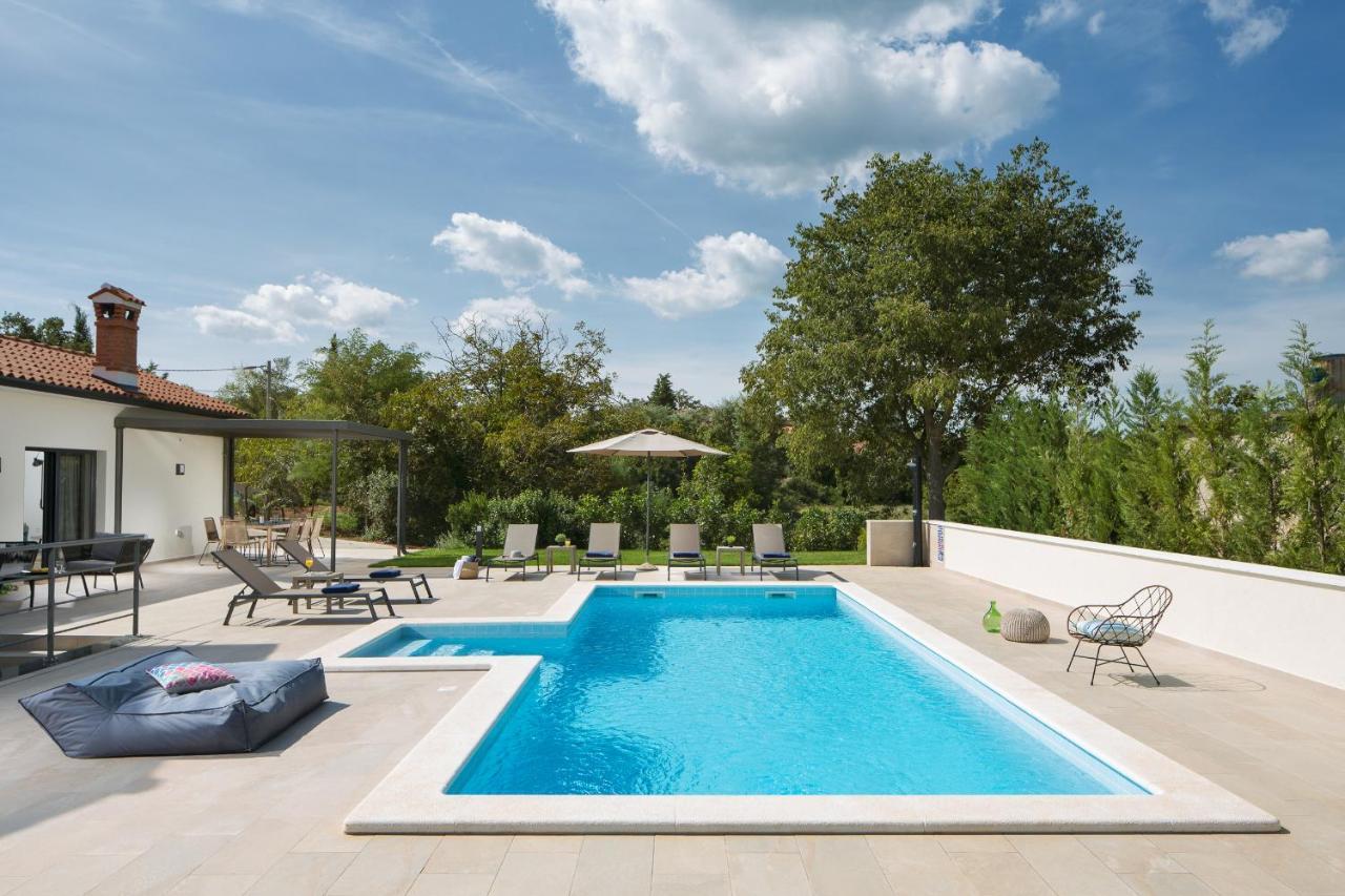 Villa Del Sol With Large Garden Perfect For Families 라빈 외부 사진